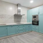 Cocina verde agua. Puertas MDF. Electrodomésticos Inox. Cocina-verde-agua-lacada-peninsula