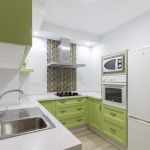 Cocina verde. Puerta MDF. Electrodomésticos Inox y blancos. Cocina-verde-dm-pantografiada