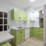Cocina verde. Puerta MDF. Electrodomésticos Inox y blancos. Cocina-verde-mdf-taburete