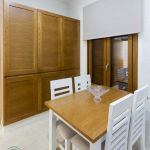 Cocina roble y blanca. Puertas de roble. Tirador uñero. Electrodomésticos Inox y blancos. Despensa-cocina-roble-blanca-mesa