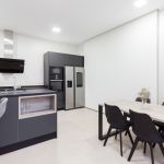 Cocina en color grafito con una pequeña barra lateral Cocina en color grafito con una pequeña barra lateral