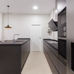 Cocina en color grafito con una pequeña barra lateral Cocina en color grafito con una pequeña barra lateral