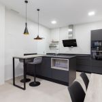 Cocina en color grafito con una pequeña barra lateral Cocina en color grafito con una pequeña barra lateral