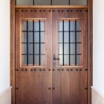 Portón de entrada de madera maciza fabricado a medida. Dos hojas + fijo superior. Ventanas abatibles con rejas. Herrajes negros. Puerta-porton-entrada-rustico-clavos-herrajes-negros