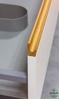 Tirador de uñero en mueble de baño Göta con frente liso estilo nórdico roble blanco