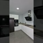 Cocina en forma de L lacada blanca con encimera Neolith Winter Dala Cocina en forma de L lacada blanca con encimera Neolith Winter Dala