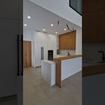 ✨ COCINA DE REVISTA ✨ Cocina con península blanca, extractor de encimera y vinoteca ✨ COCINA DE REVISTA ✨ Cocina con península blanca, extractor de encimera y vinoteca