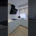 Cocina blanca lacada con desayunador laminado Olmo con luz LED Cocina blanca lacada con desayunador laminado Olmo con luz LED